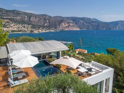 Luxurious Contemporary Villa with Panoramic Sea Views