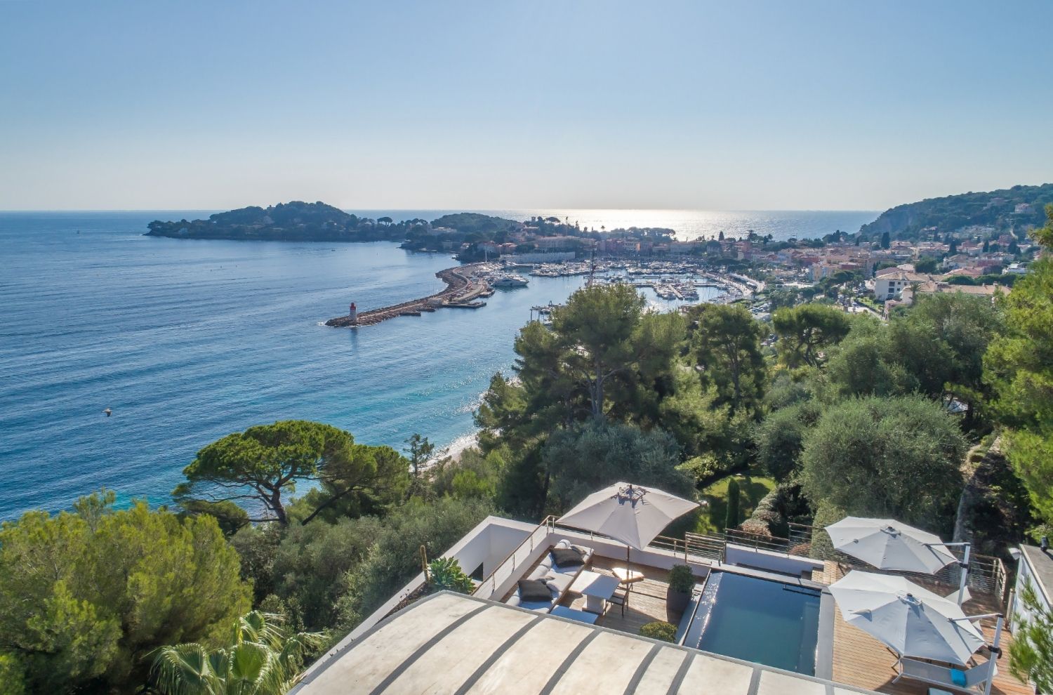 Luxurious Contemporary Villa with Panoramic Sea Views