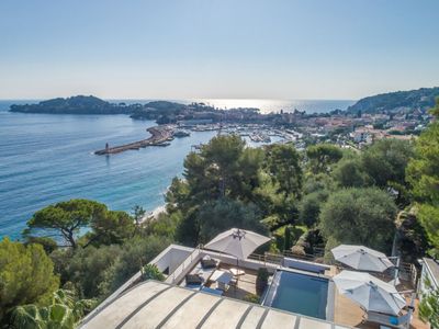 Luxurious Contemporary Villa with Panoramic Sea Views