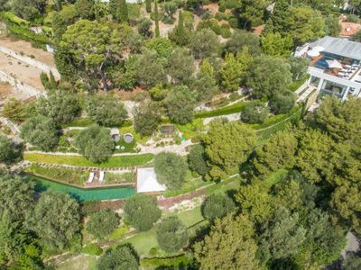 Luxurious Contemporary Villa with Panoramic Sea Views