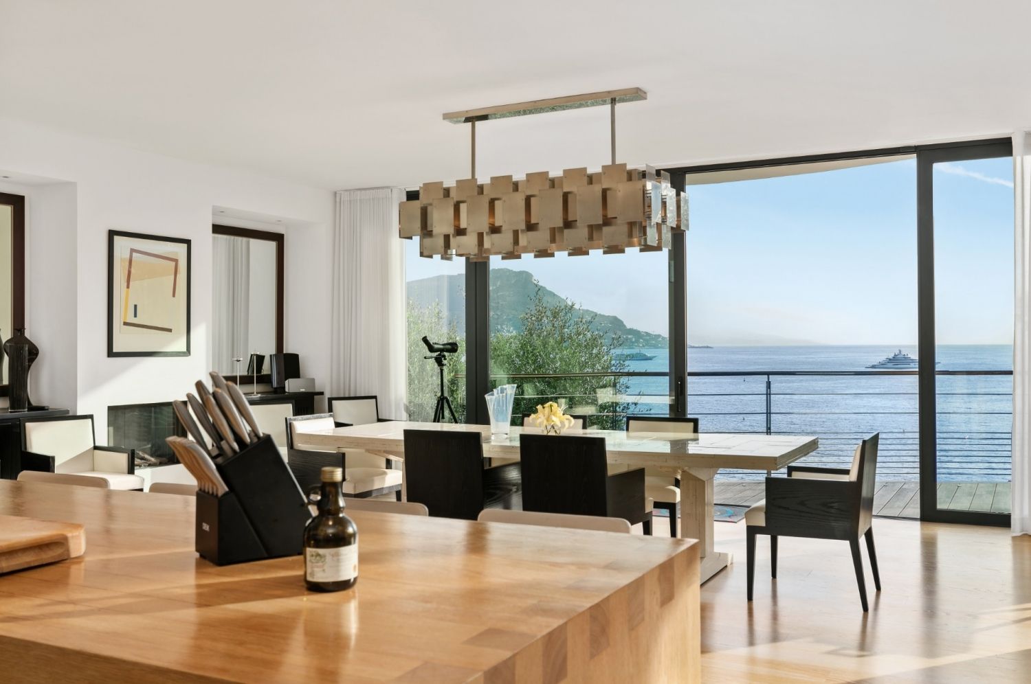 Luxurious Contemporary Villa with Panoramic Sea Views