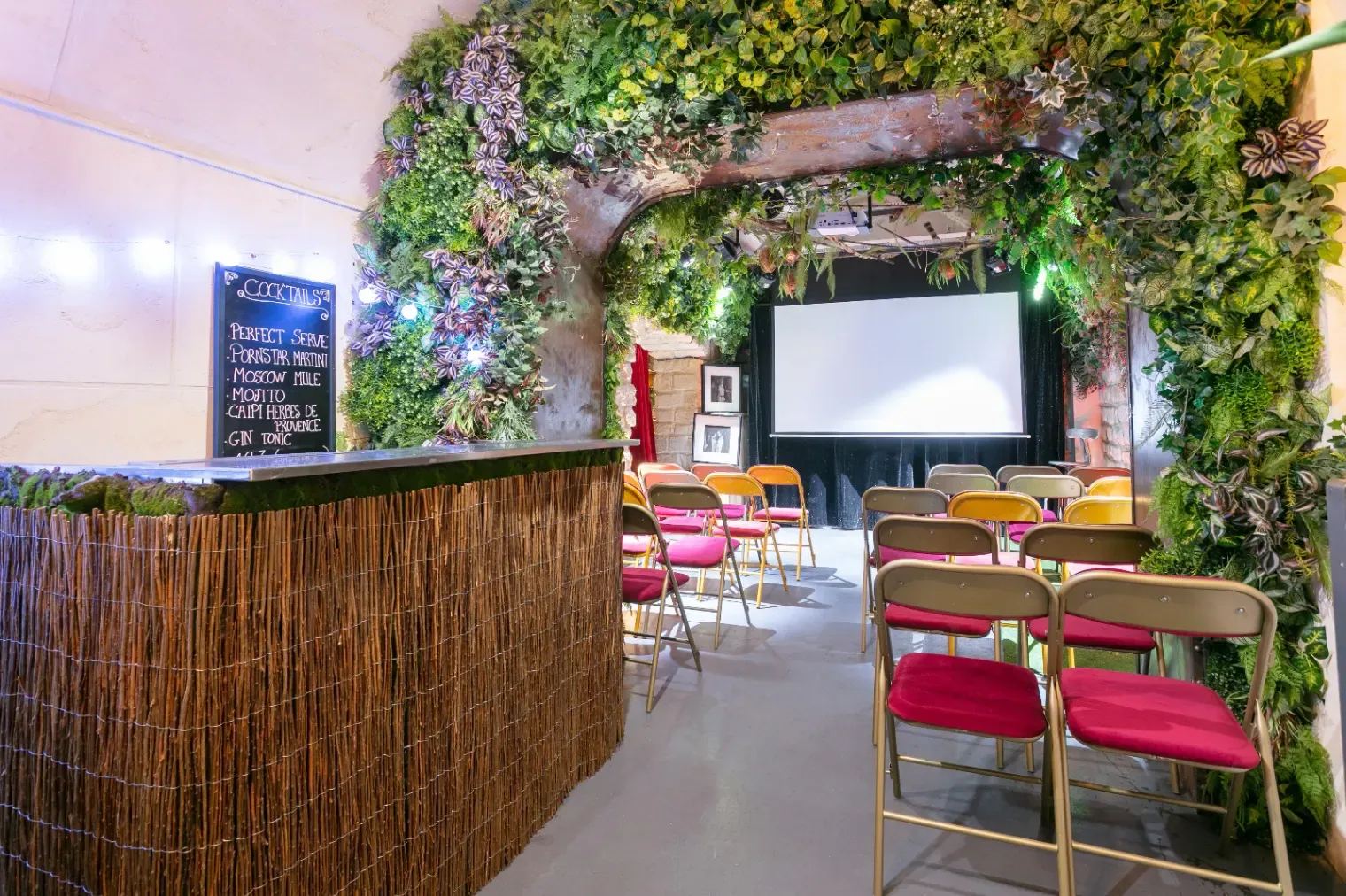 Lieu Théâtral Tropical avec Rideau de Cinéma Noir et Ambiance Projecteurs