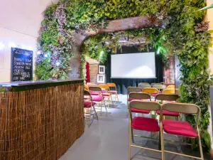 Lieu Théâtral Tropical avec Rideau de Cinéma Noir et Ambiance Projecteurs