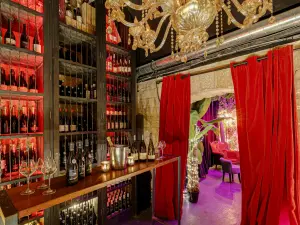Lieu Théâtral Tropical avec Rideau de Cinéma Noir et Ambiance Projecteurs