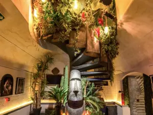 Lieu Théâtral Tropical avec Rideau de Cinéma Noir et Ambiance Projecteurs