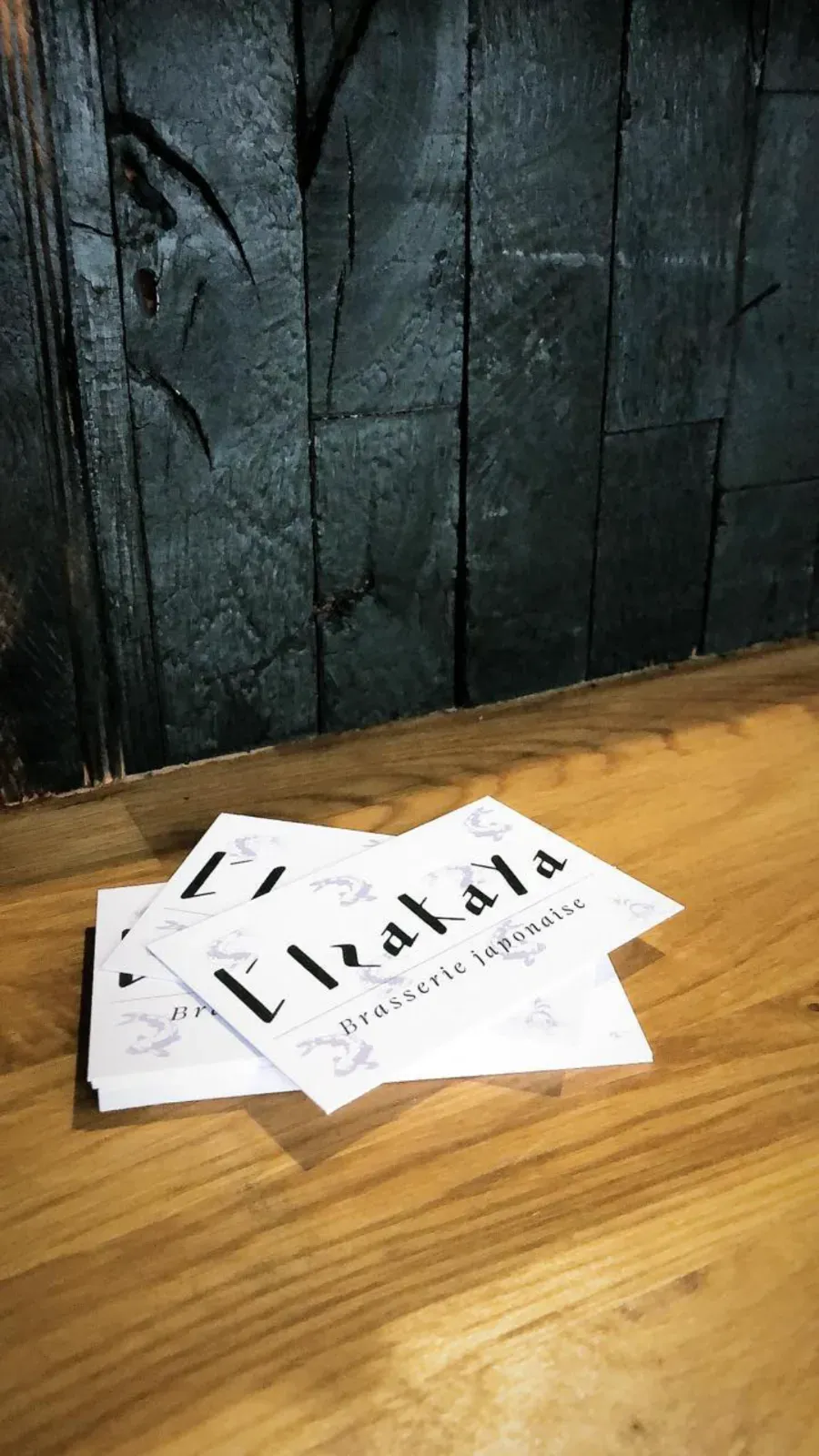 Petit bar-restaurant japonais convivial et chaleureux autour d'un comptoir en U