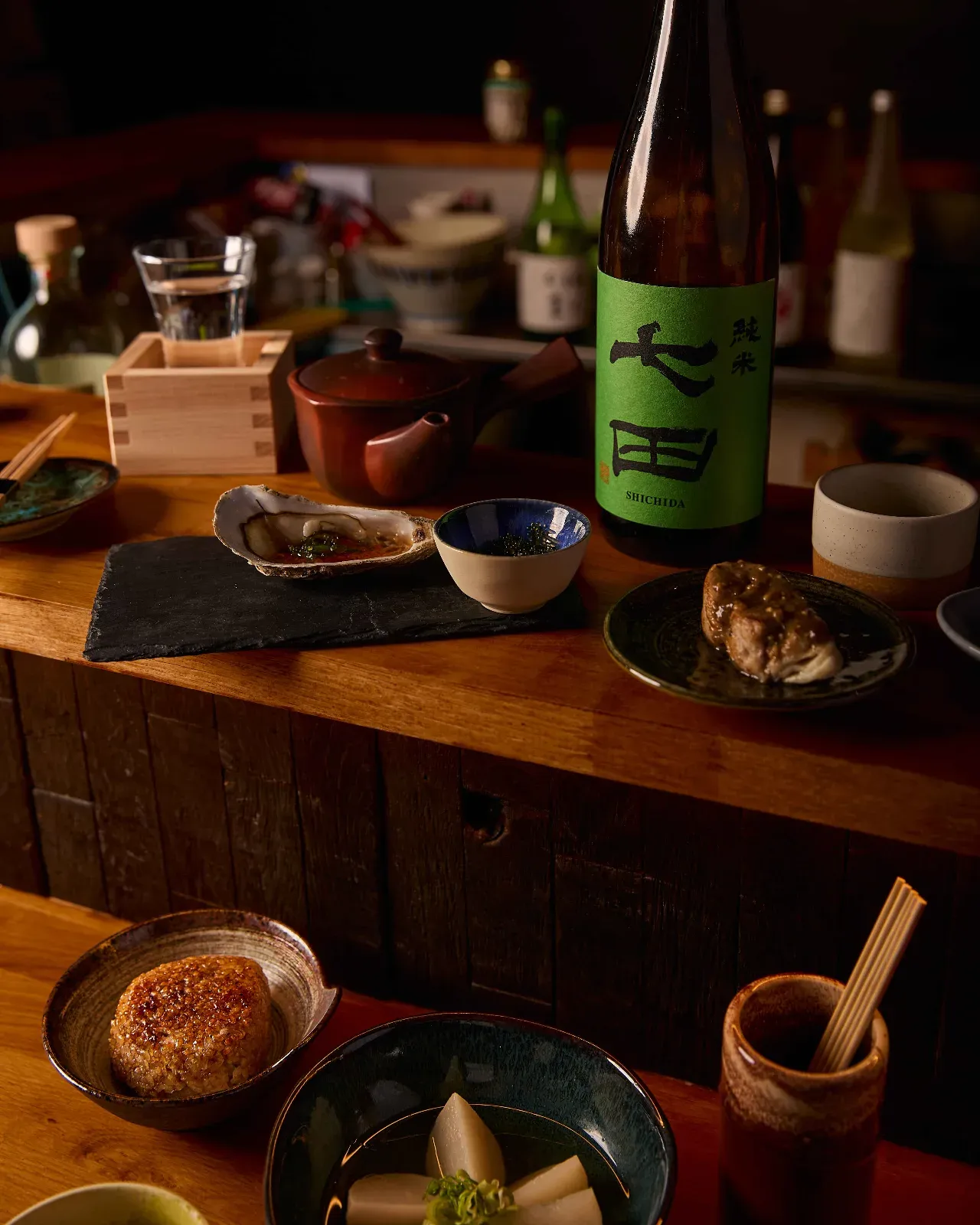 Petit bar-restaurant japonais convivial et chaleureux autour d'un comptoir en U