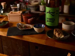 Petit bar-restaurant japonais convivial et chaleureux autour d'un comptoir en U