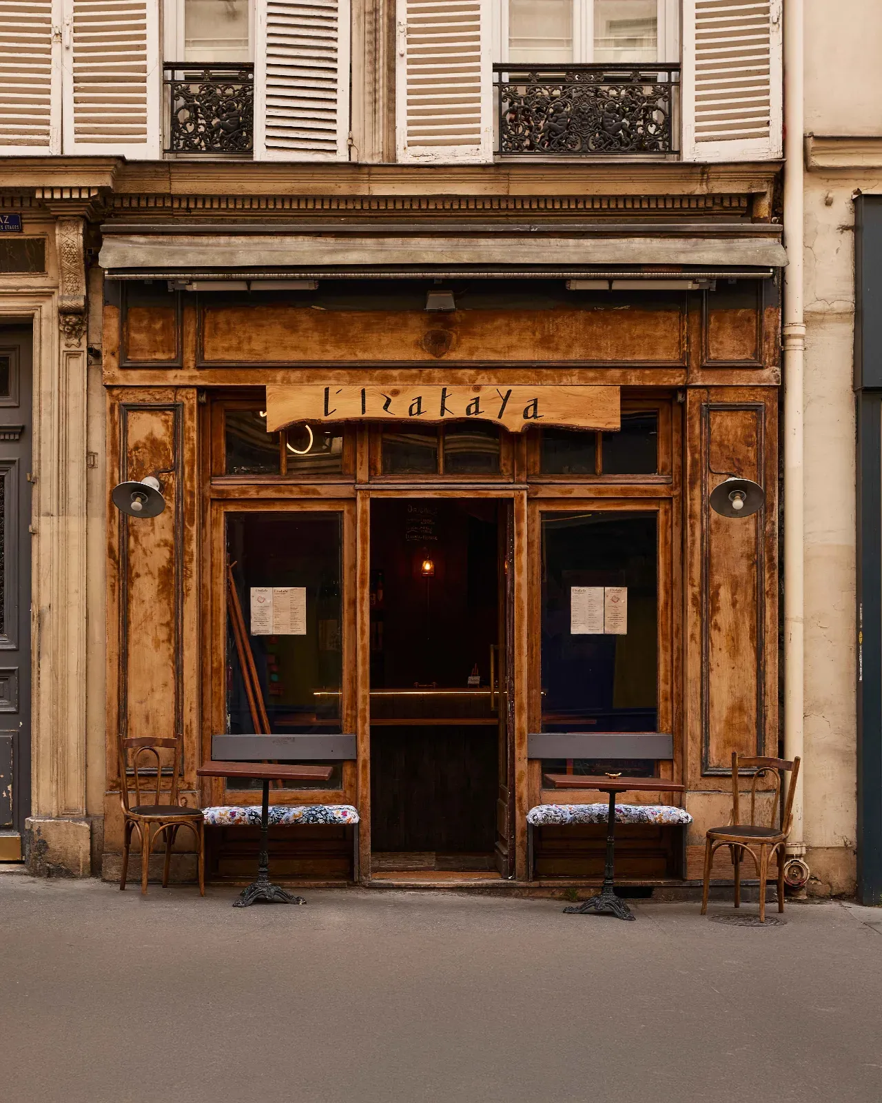 Petit bar-restaurant japonais convivial et chaleureux autour d'un comptoir en U