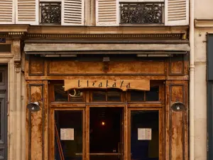 Petit bar-restaurant japonais convivial et chaleureux autour d'un comptoir en U