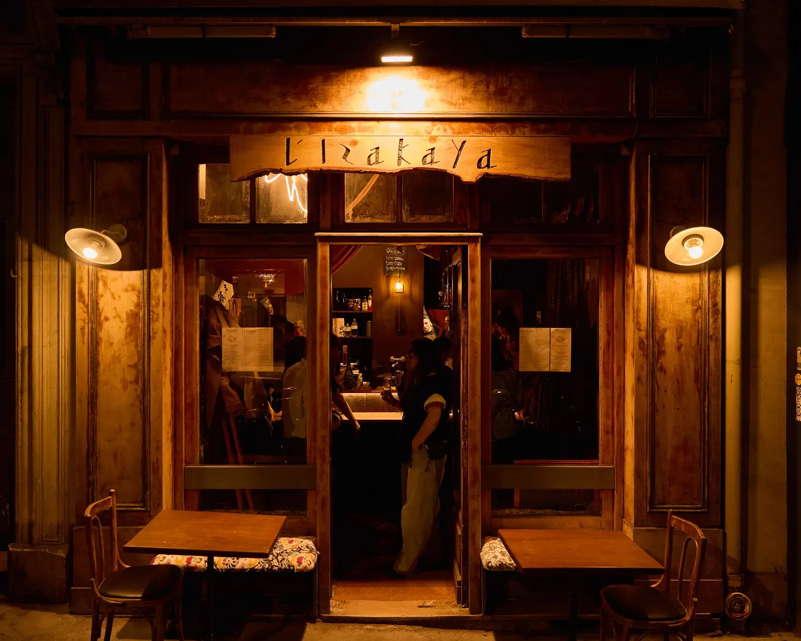 Petit bar-restaurant japonais convivial et chaleureux autour d'un comptoir en U