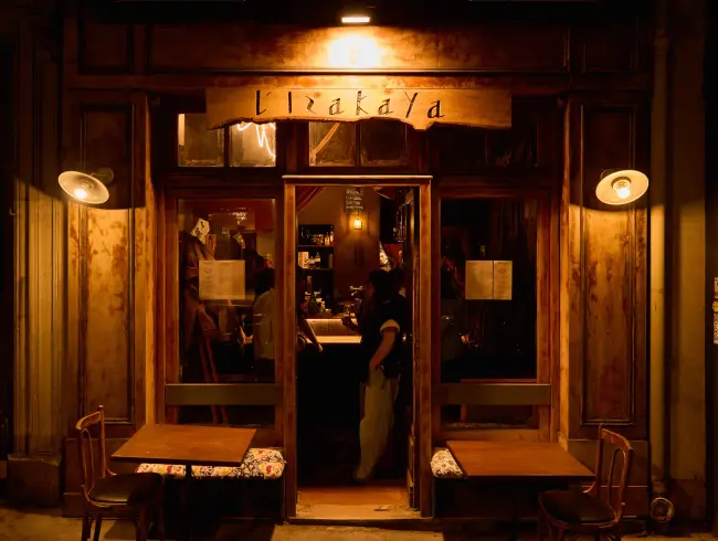 Petit bar-restaurant japonais convivial et chaleureux autour d'un comptoir en U