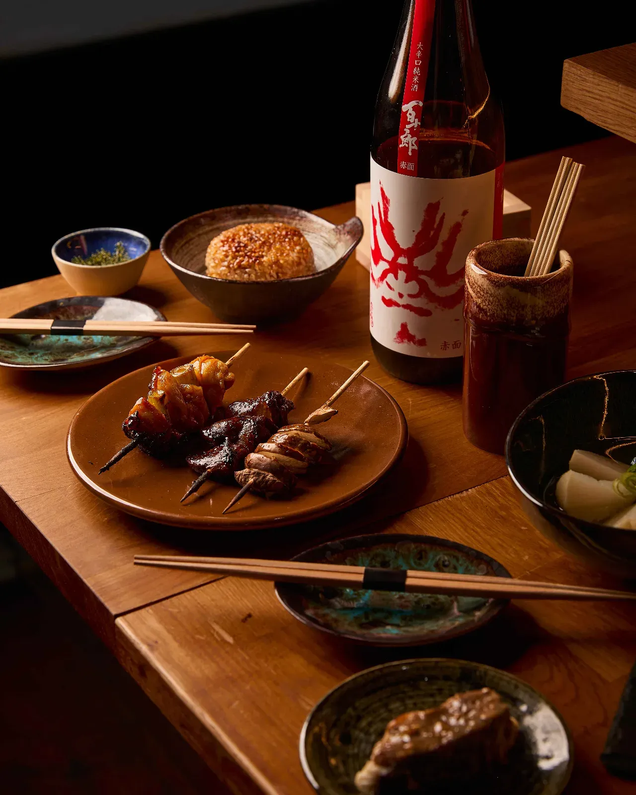 Petit bar-restaurant japonais convivial et chaleureux autour d'un comptoir en U