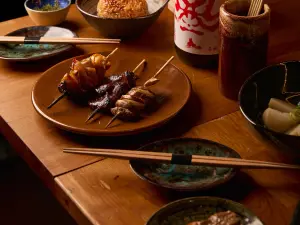 Petit bar-restaurant japonais convivial et chaleureux autour d'un comptoir en U