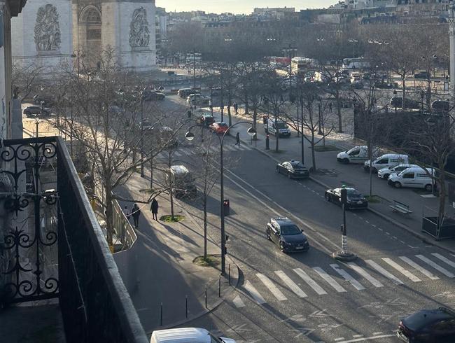 Appartement Parisien Moderne avec Vue sur l'Arc de Triomphe et la Tour Eiffel