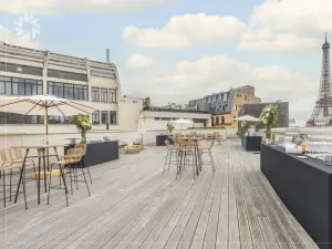 Modern rooftop with exceptional views of the Eiffel Tower