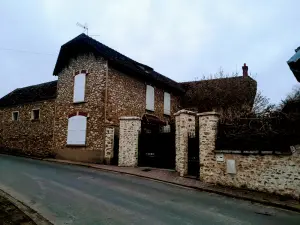 Maison en pierre meulière exceptionnele, début 1900, située à 50 km de Paris