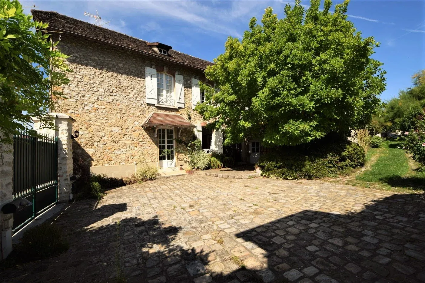 Maison en pierre meulière exceptionnele, début 1900, située à 50 km de Paris