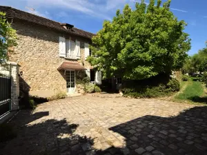 Maison en pierre meulière exceptionnele, début 1900, située à 50 km de Paris