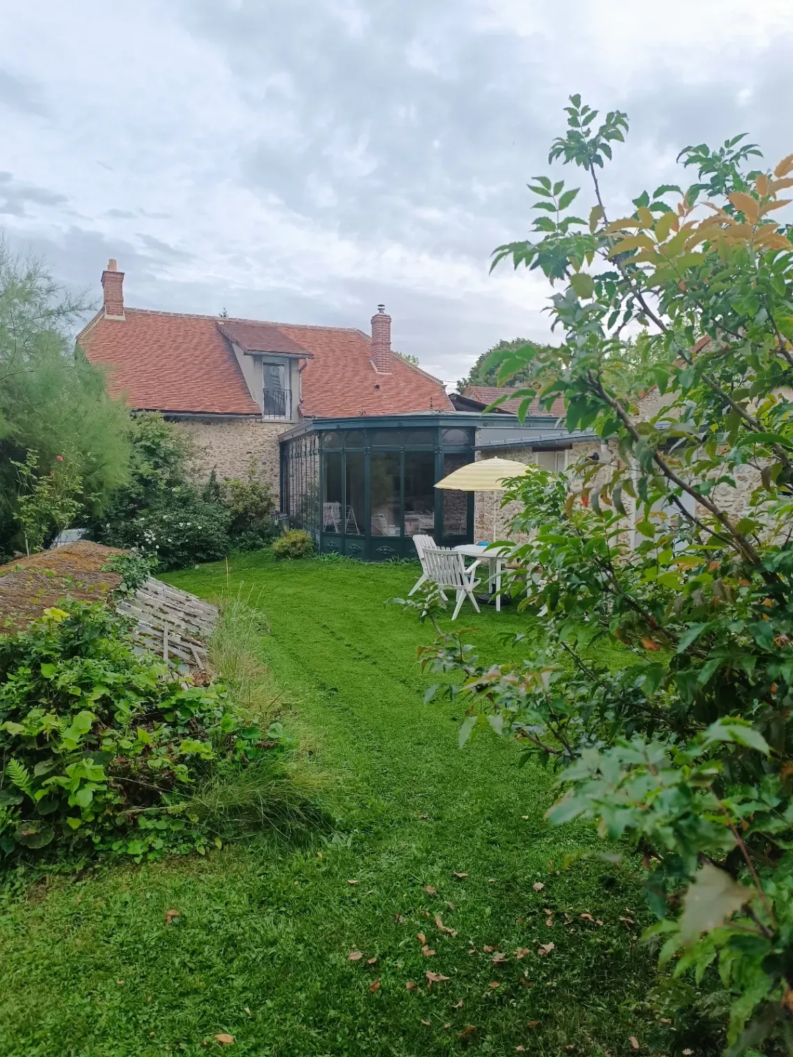 Maison en pierre meulière exceptionnele, début 1900, située à 50 km de Paris