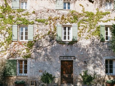 18th Century Coaching Inn: Chic Mediterranean Venue for Events