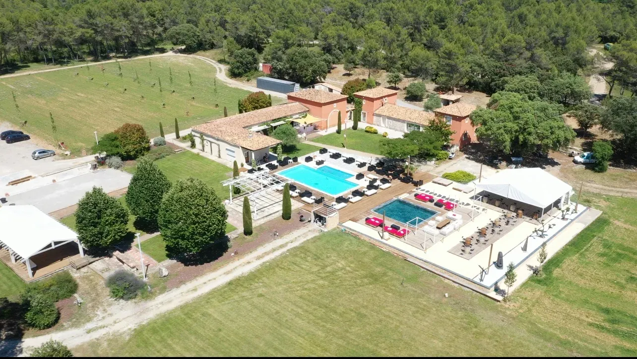 An enchanting setting between vineyards and pine forests.
