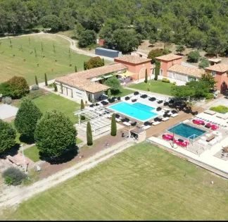 An enchanting setting between vineyards and pine forests.