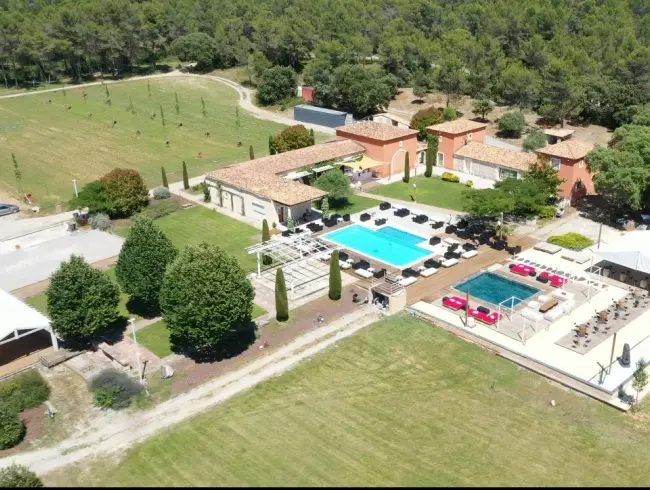 An enchanting setting between vineyards and pine forests.