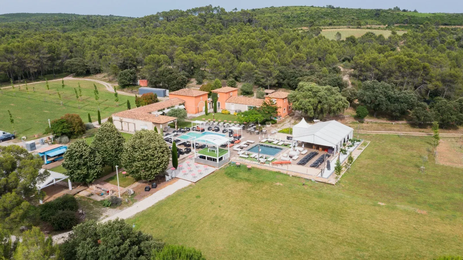 An enchanting setting between vineyards and pine forests.