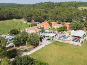 An enchanting setting between vineyards and pine forests.
