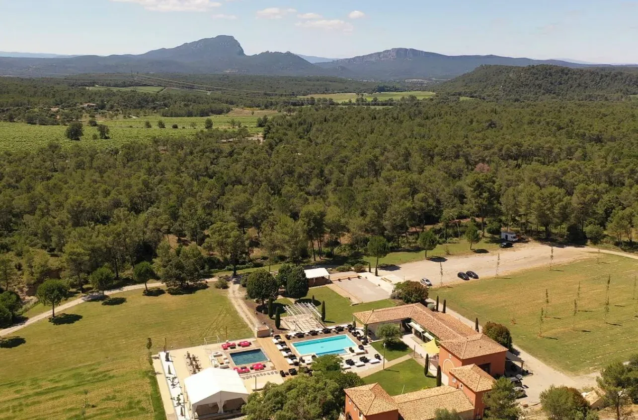 An enchanting setting between vineyards and pine forests.