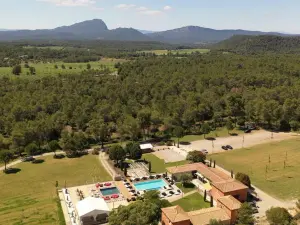 An enchanting setting between vineyards and pine forests.