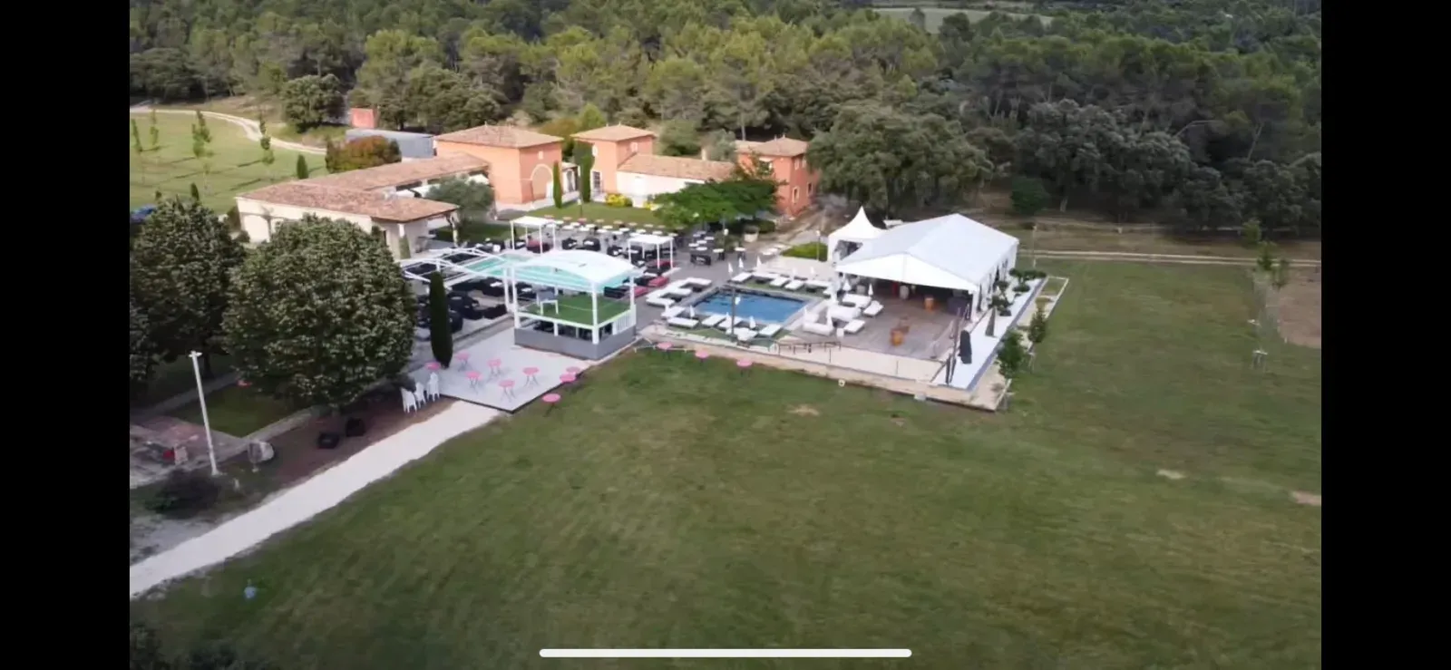 An enchanting setting between vineyards and pine forests.