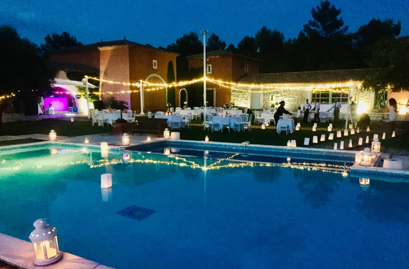 An enchanting setting between vineyards and pine forests.
