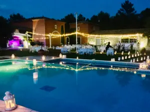 An enchanting setting between vineyards and pine forests.