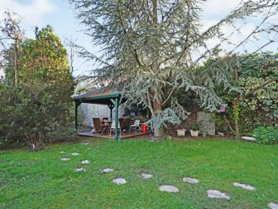 Flat with large garden just outside Paris