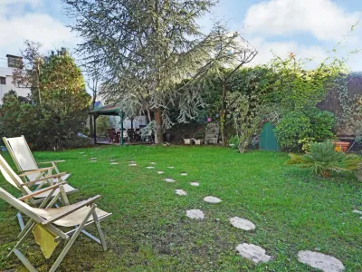 Flat with large garden just outside Paris