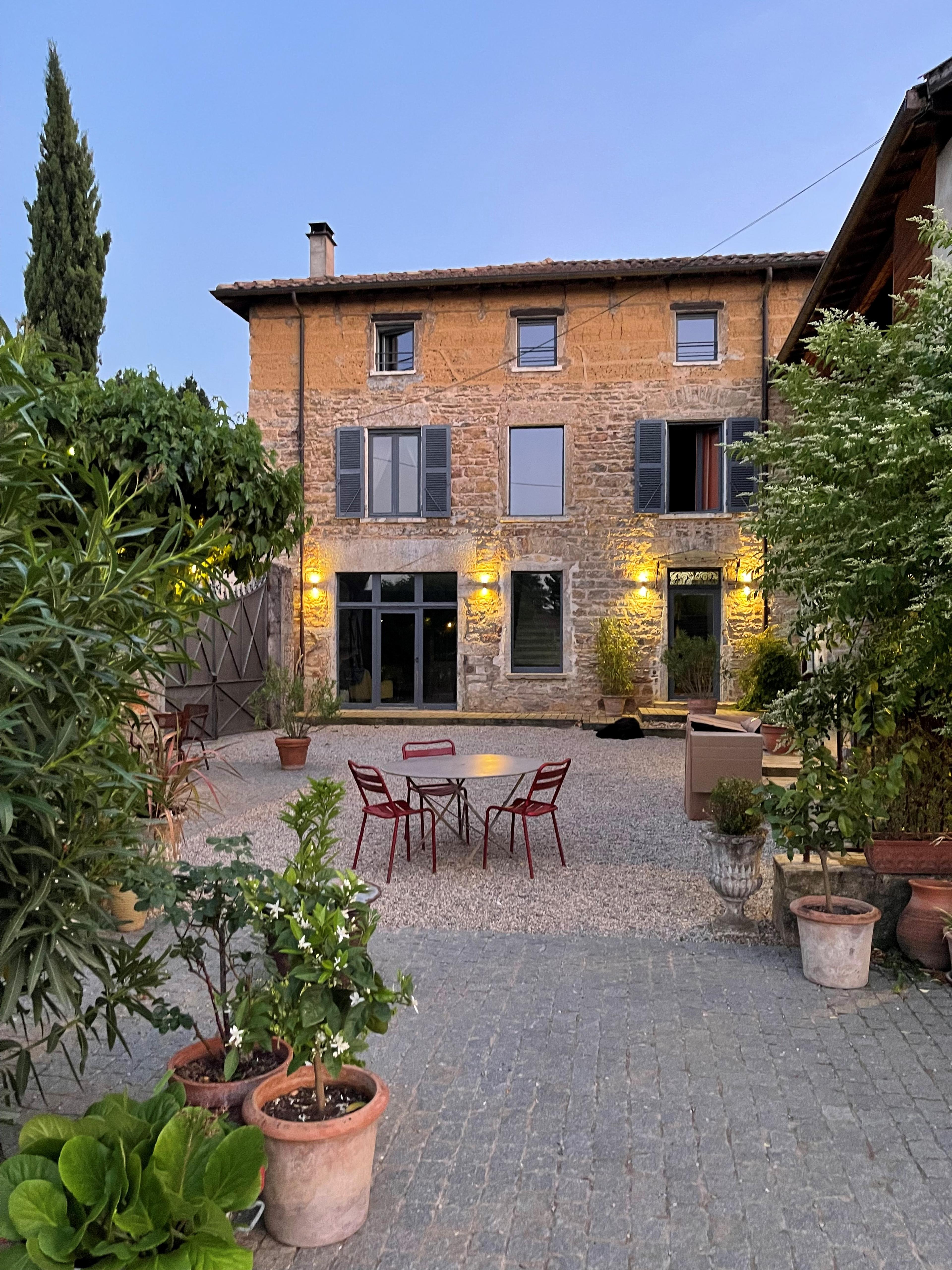 Jardin paysagé avec grande piscine et terrasse couverte