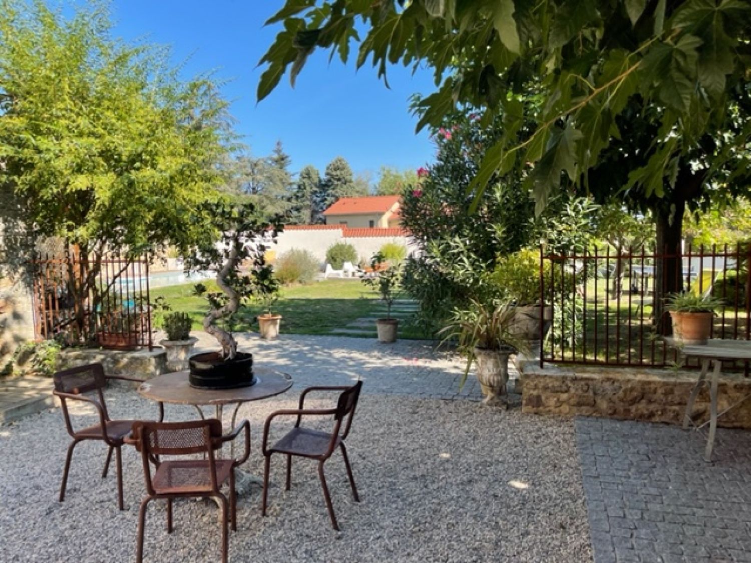 Private Garden Venue with Pool for Events in Saint-Germain-au-Mont-d'Or