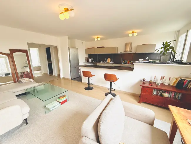 Bright living room with open-plan kitchen