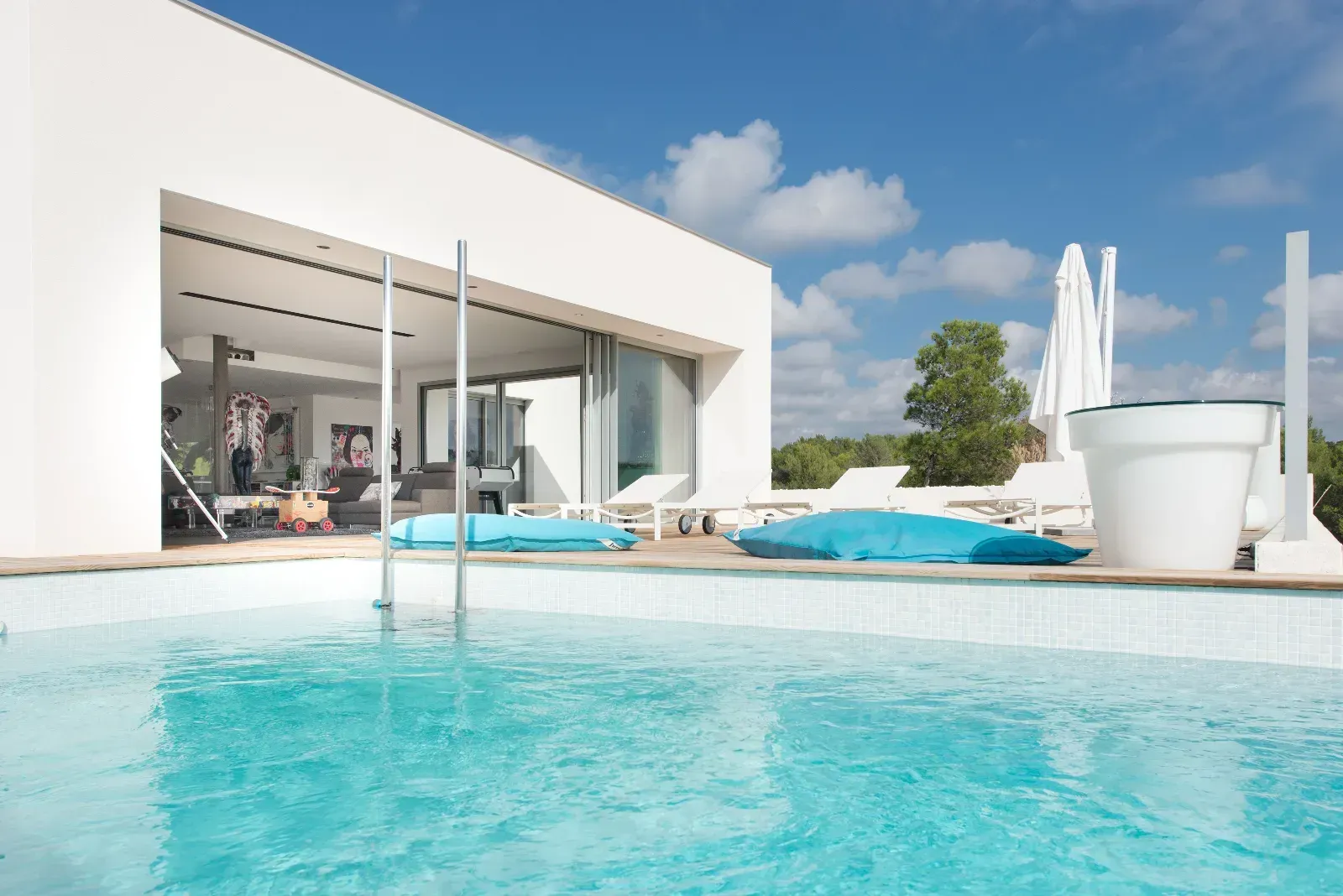 Superve artist's villa with view & infinity pool