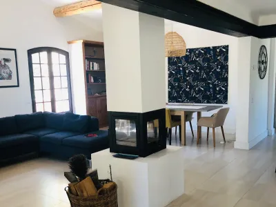 Luxury Provencal villa, a stone's throw from the town centre