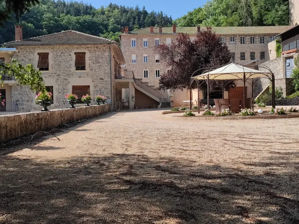 Original reception hall 20 km from St Etienne and 75 km from Lyon