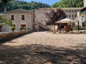 Original reception hall 20 km from St Etienne and 75 km from Lyon