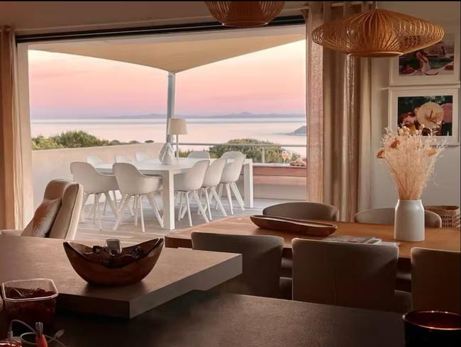 Villa de luxe avec vue sur la baie de Santa Giulia à 180