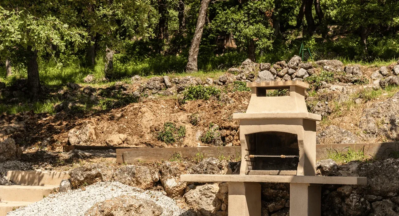 Piscine chauffée dans un jardin verdoyant