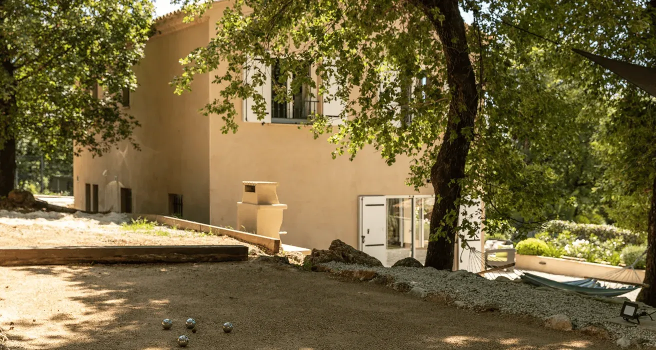 Piscine chauffée dans un jardin verdoyant
