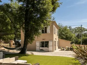 Piscine chauffée dans un jardin verdoyant