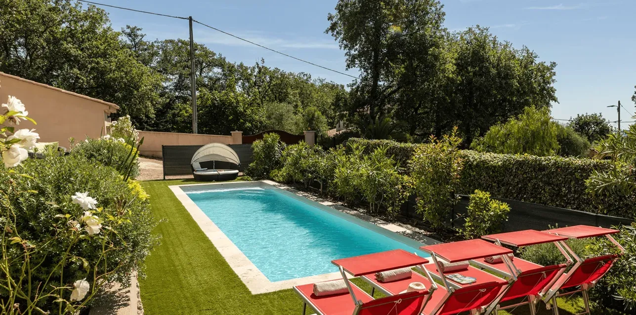 Piscine chauffée dans un jardin verdoyant