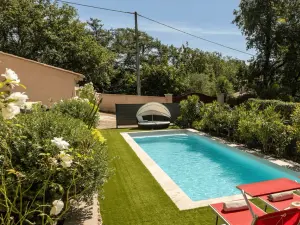 Piscine chauffée dans un jardin verdoyant